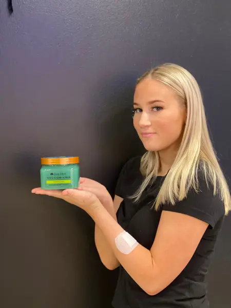 ansatt hos vita viser frem produkt innen hudpleie og kosmetikk