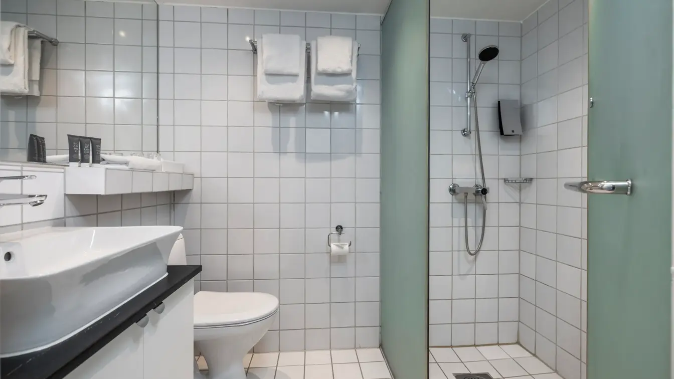 Bad med servant, speil, toalett, og dusj.