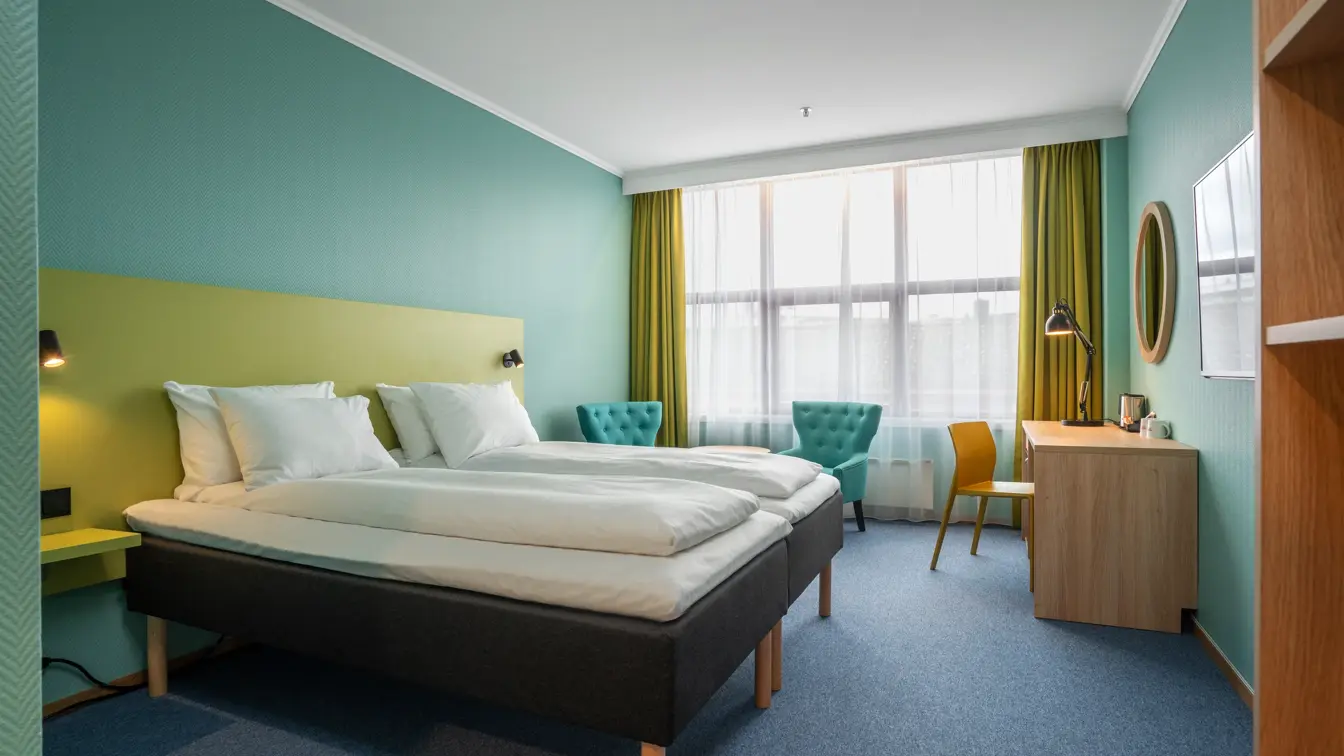 Vindu, gule gardiner, to turkise lenestoler, skrivebord, speil, twin beds, gul stol, turkise vegger