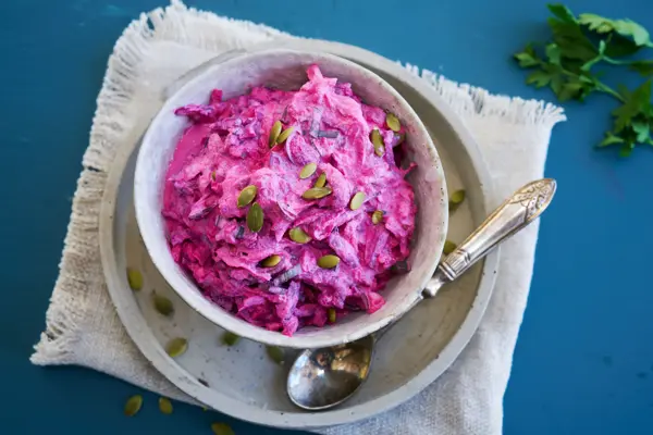 Skål med rødbetsalat sett ovenfra
