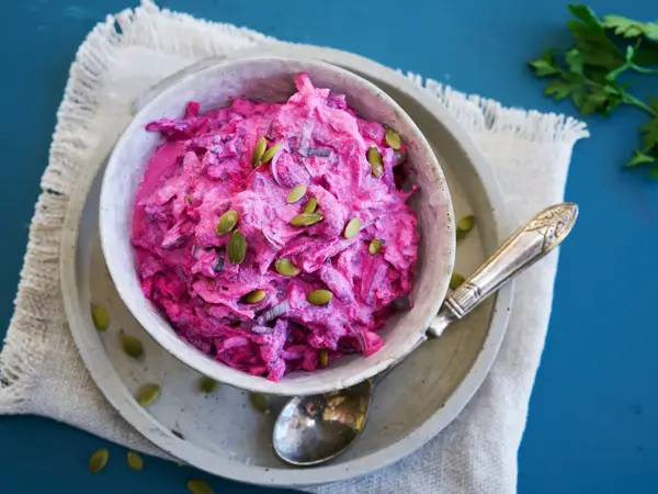 Skål med rødbetsalat sett ovenfra