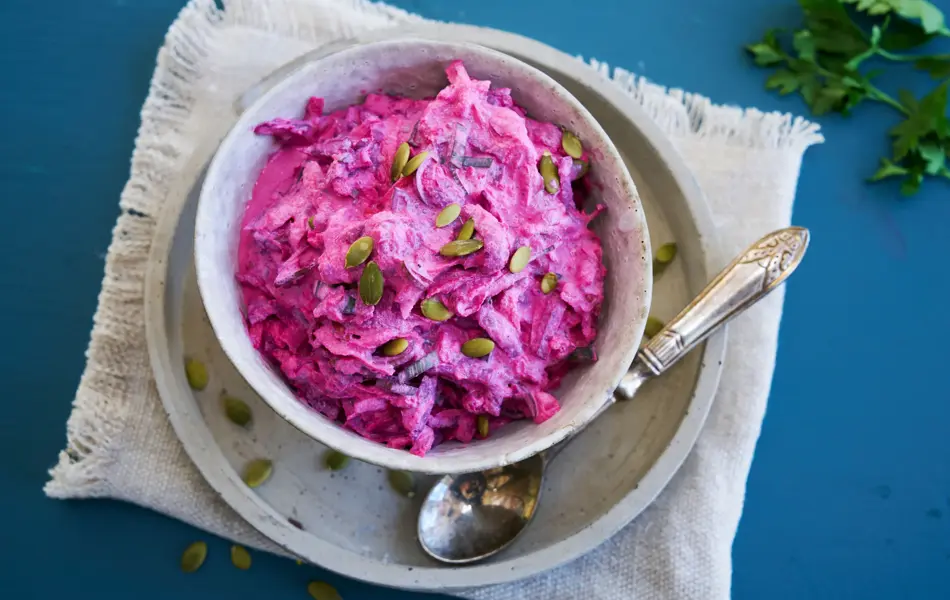 Skål med rødbetsalat sett ovenfra
