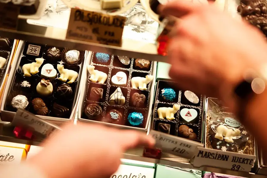 To hender som peker på konfekter