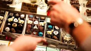 To hender som peker på konfekter