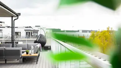 Bilde av en terrasse med utemøbler på Strømmen