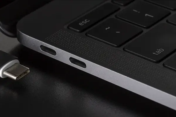 nærbilde av usb-c