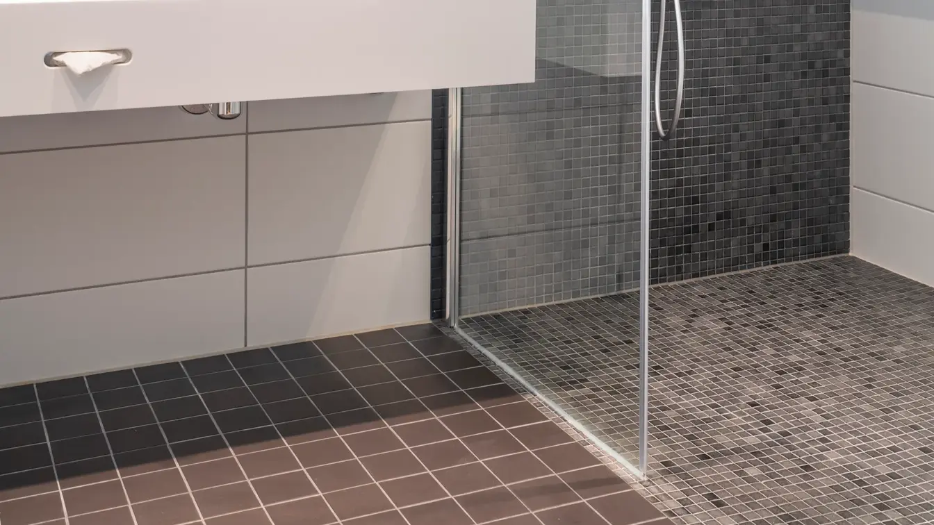 Bad med dusj i standard HCP rom på Thon Hotel Storo