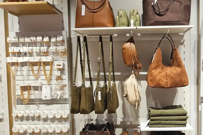 Varer på utstilling i butikken Accessorize