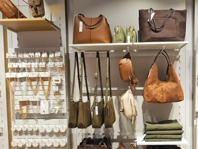 Varer på utstilling i butikken Accessorize