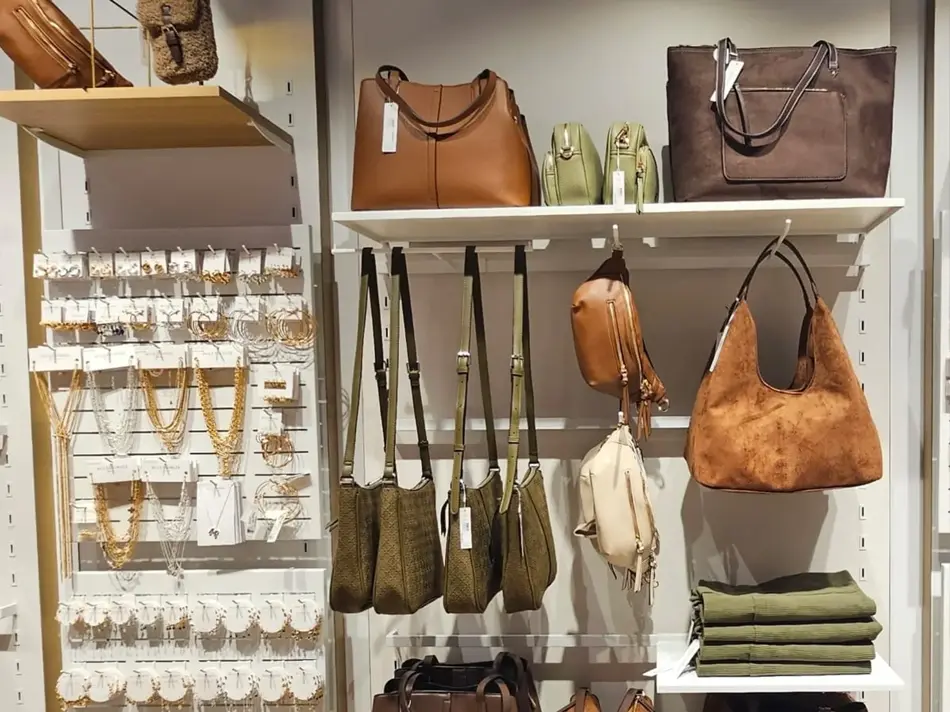 Varer på utstilling i butikken Accessorize