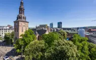 Utsikt over Oslo Domkirke og parken i pent sommevær