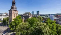 Utsikt over Oslo Domkirke og parken i pent sommevær