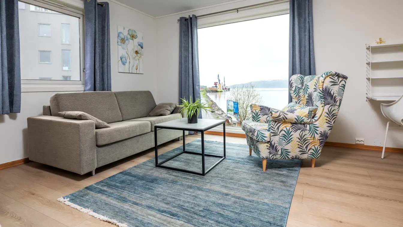 Superior rom med sittegruppe foran stort vindu med utsikt.