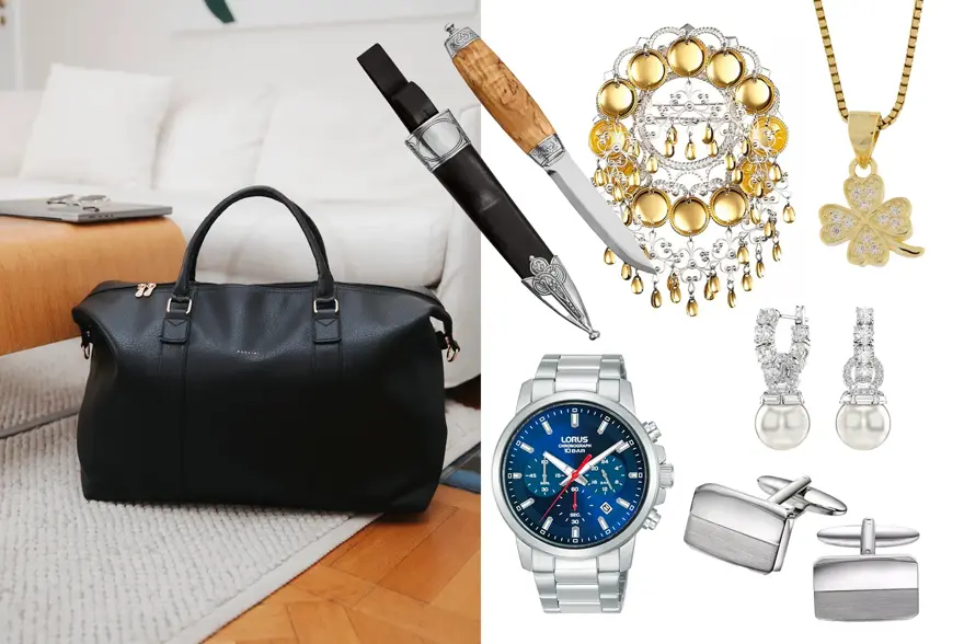 Sort weekendbag står på et stuegulv, bunadskniv, sølje, kjede med firkløver-anheng, øredobber med perle, sølv mansjettknapper, klokke med blå urskive.