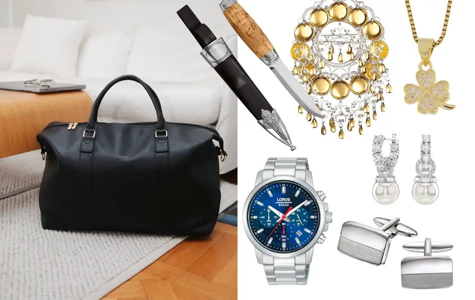 Sort weekendbag står på et stuegulv, bunadskniv, sølje, kjede med firkløver-anheng, øredobber med perle, sølv mansjettknapper, klokke med blå urskive.