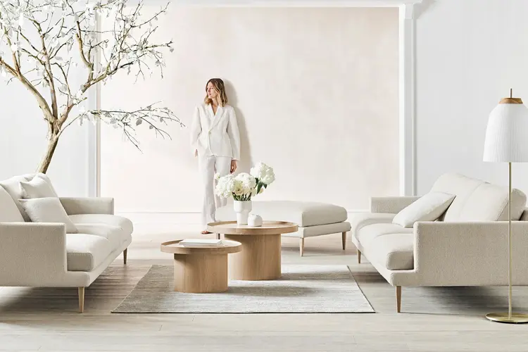 Dagene er lengre og lysere, og vi trekker ut i våre friske, grønne tilfluktssteder og inviterer naturen med inn.