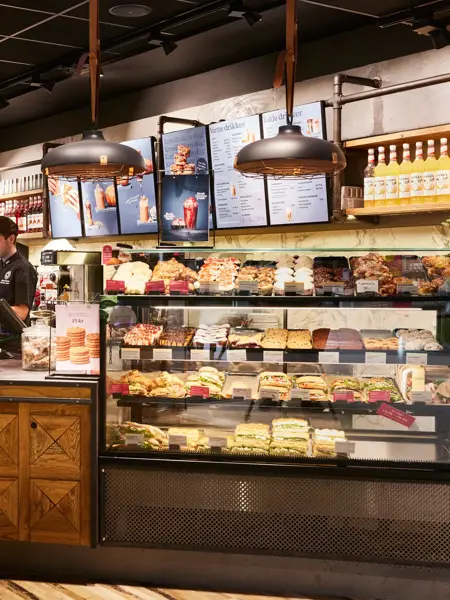 disken hos espresso house åsane med to ansatte som jobber bak disken