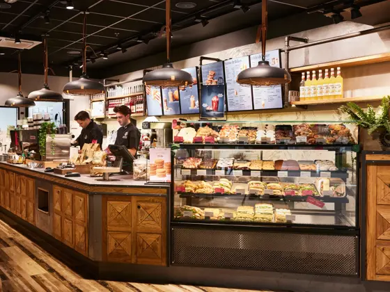 disken hos espresso house åsane med to ansatte som jobber bak disken