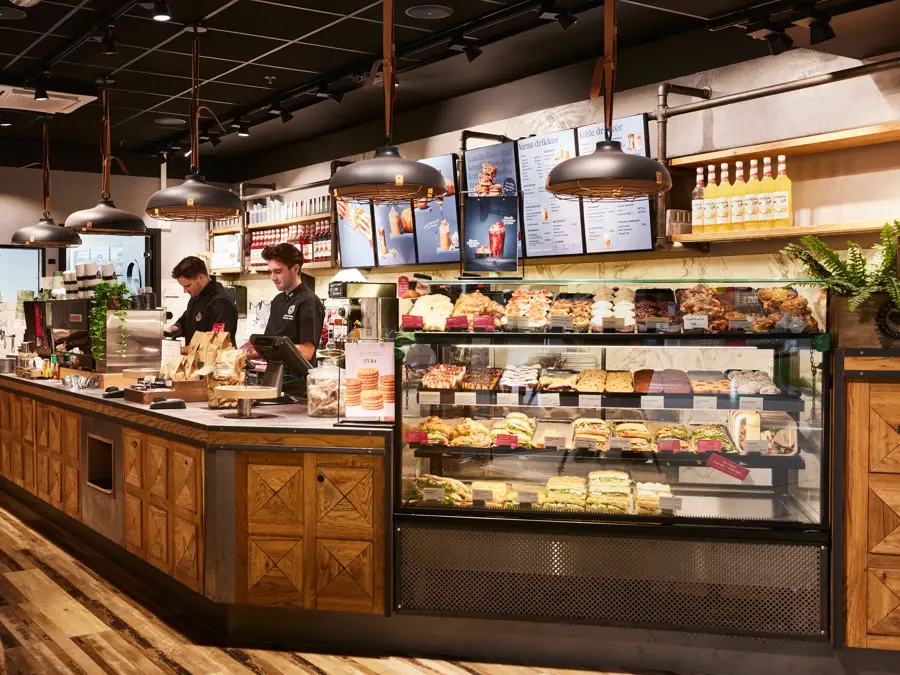 disken hos espresso house åsane med to ansatte som jobber bak disken