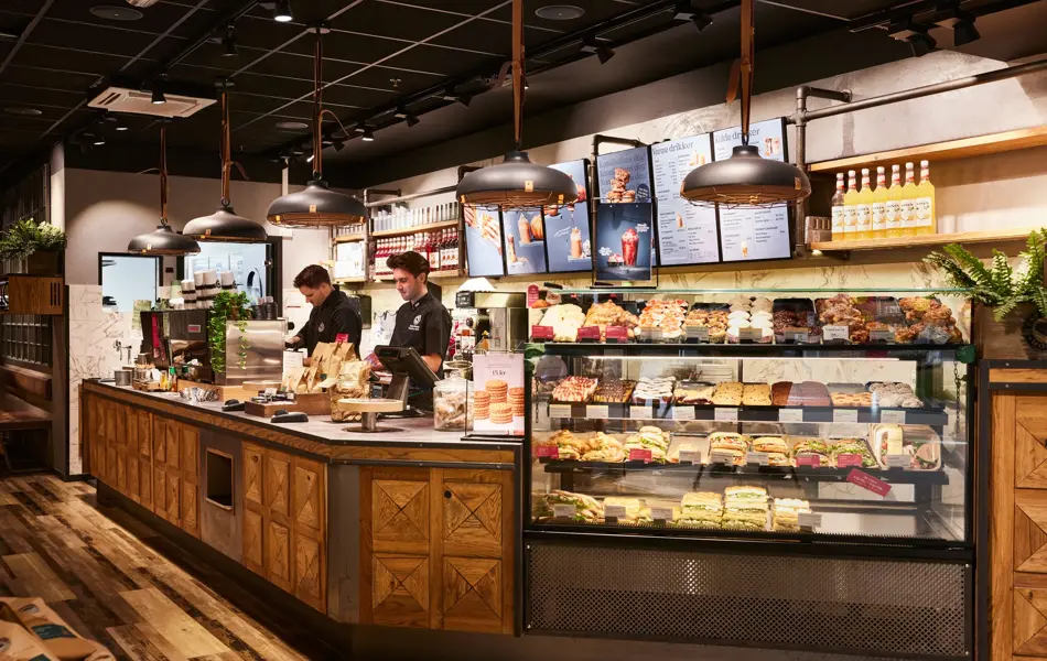 disken hos espresso house åsane med to ansatte som jobber bak disken