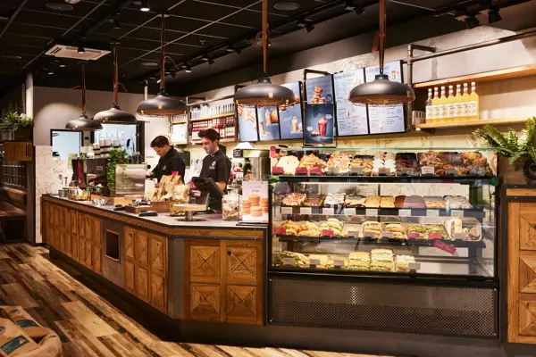 disken hos espresso house åsane med to ansatte som jobber bak disken