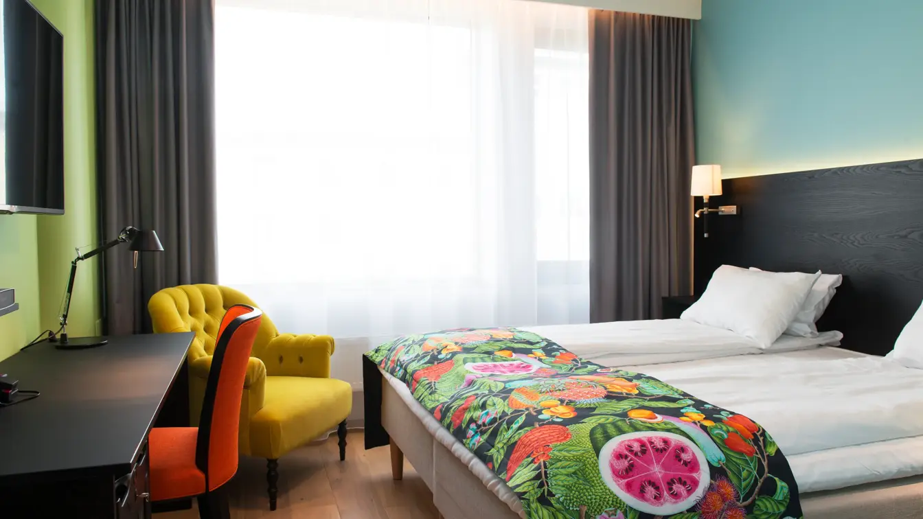 Seng, skrivebord og stol i dobbeltrom på Thon Hotel Vika Atrium i Oslo