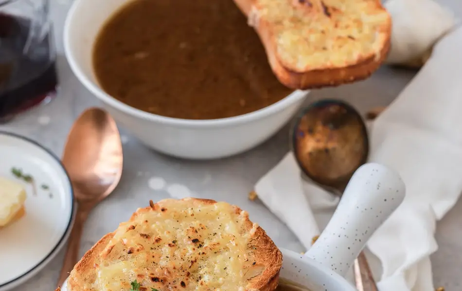 To skåler med løksuppe og brød