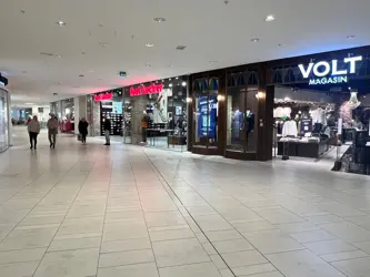 Bildet er fra kjøpesenteret Sørlandssenteret i Kristiandsand. Man ser et utvalg av butikkene på senteret.