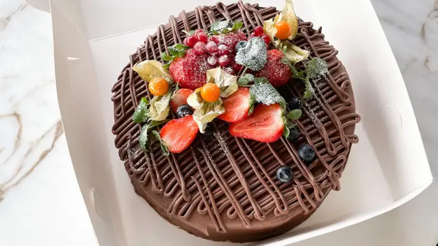 Sjokoladekake pyntet med friske bær