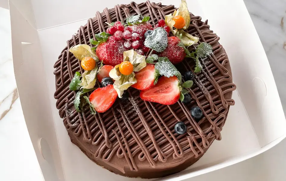 Sjokoladekake pyntet med friske bær