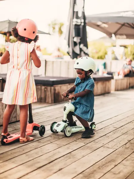 Barn på sparkesykkel