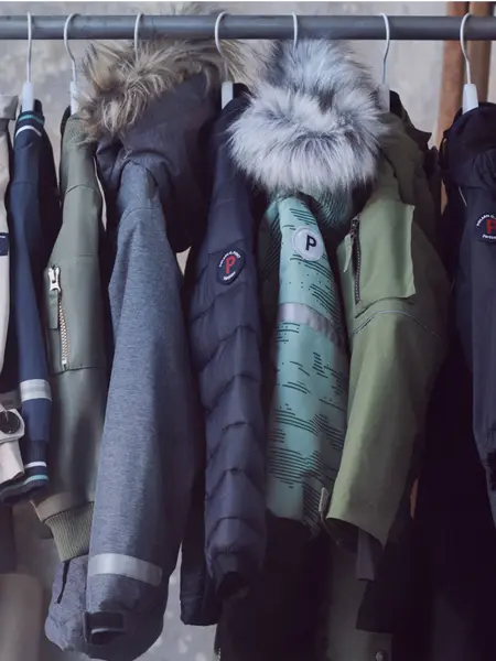 Jakker som henger opp