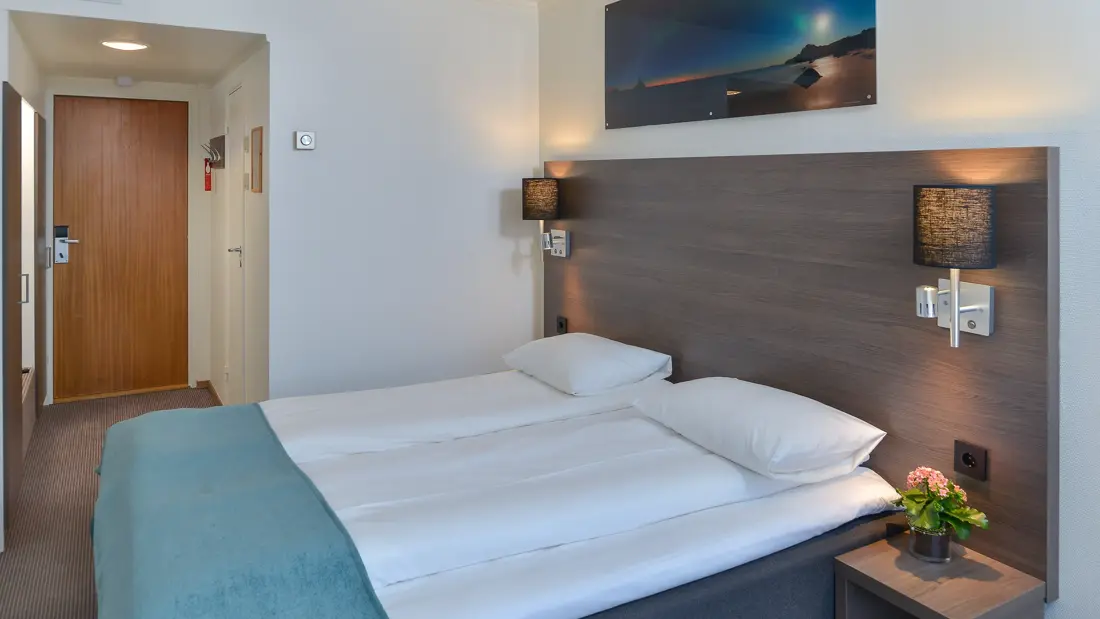 Standard twinrom, med dobbeltseng og maleri over sengen