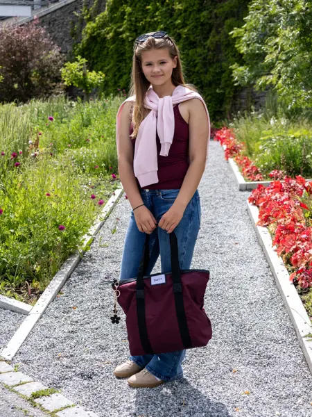 Barn med sekk og veske