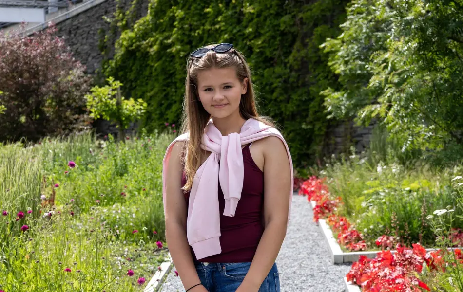 Barn med sekk og veske