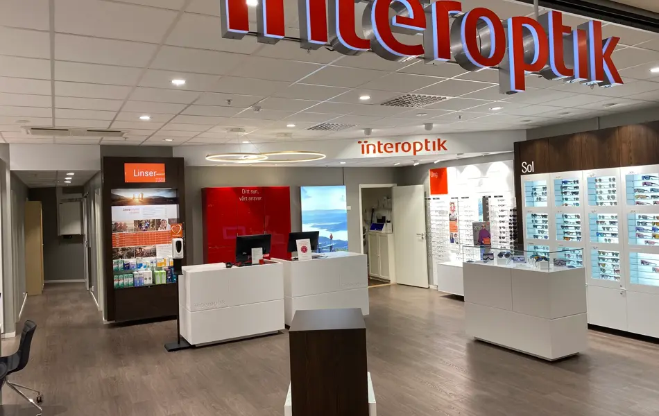 innendørs butikk med briller og skilt