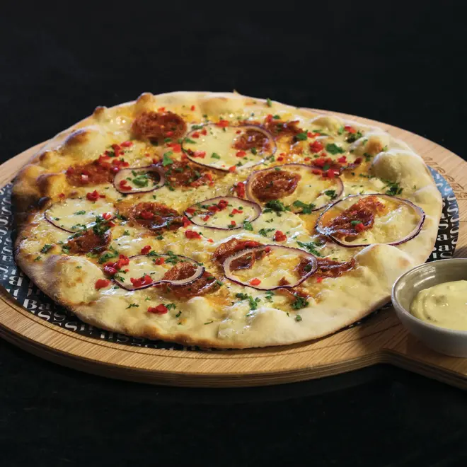 pizza på fat på Thon Hotel Oslo Airport