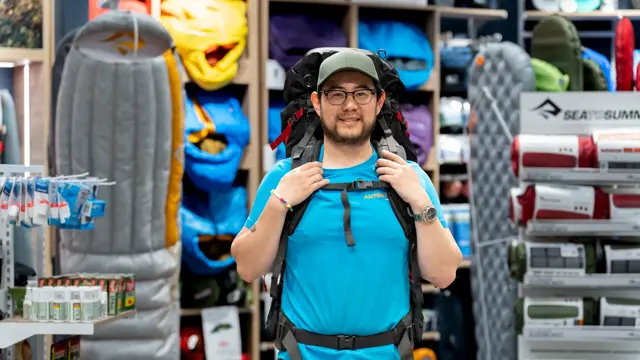 Ansatt viser tursekk