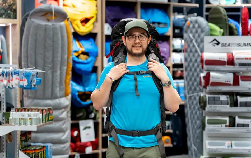 Ansatt viser tursekk