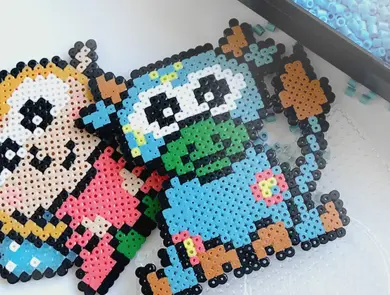 perlede amfelia- og oskar-figurer på bord