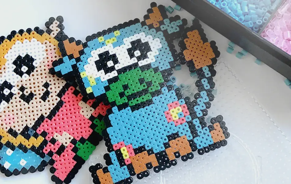 perlede amfelia- og oskar-figurer på bord