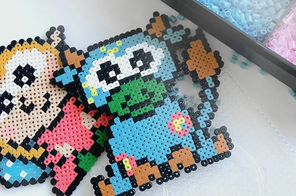 perlede amfelia- og oskar-figurer på bord