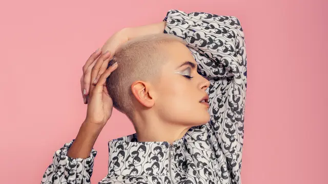 Dame har hender på hodet