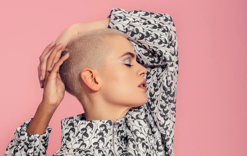 Dame har hender på hodet