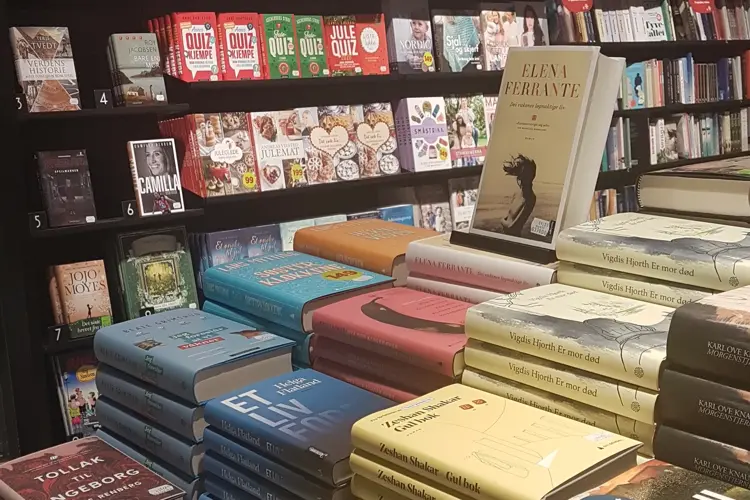 Bøker stablet oppå et bord