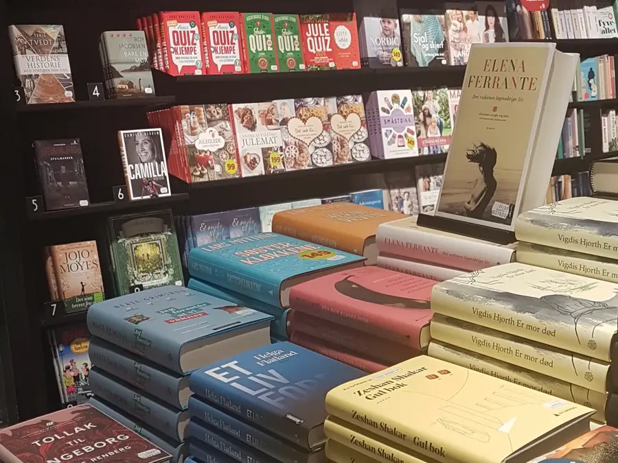 Bøker stablet oppå et bord