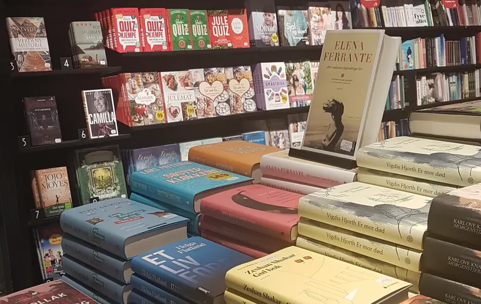 Bøker stablet oppå et bord