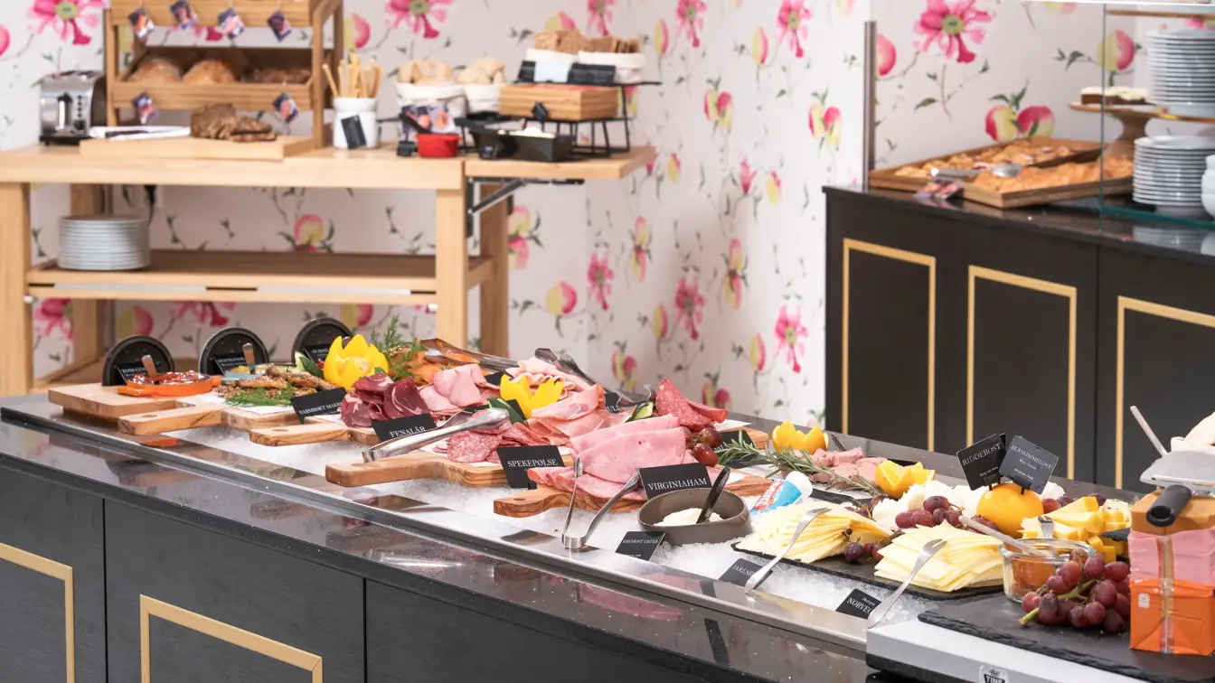Frokostbuffet med diverse pålegg og brød  på Thon Hotel Spectrum i Oslo sentrum