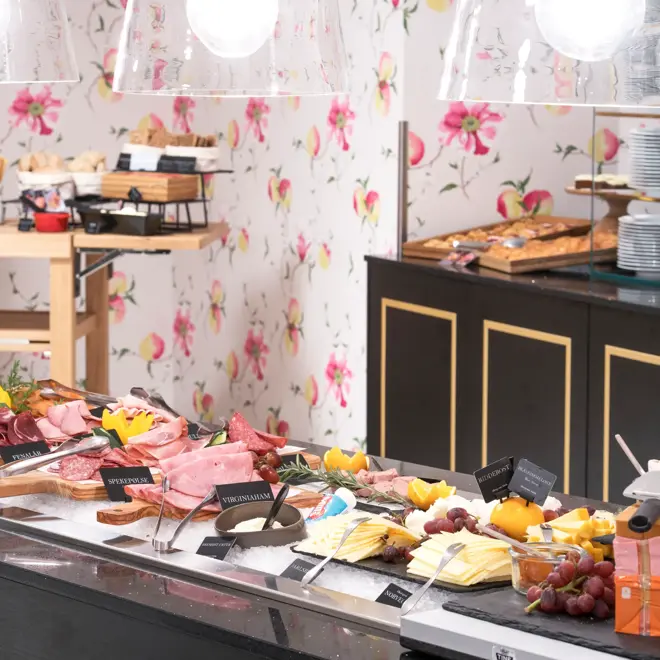 Frokostbuffet med diverse pålegg og brød  på Thon Hotel Spectrum i Oslo sentrum