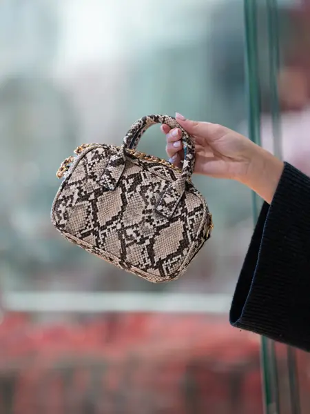 liten veske med slangemønster